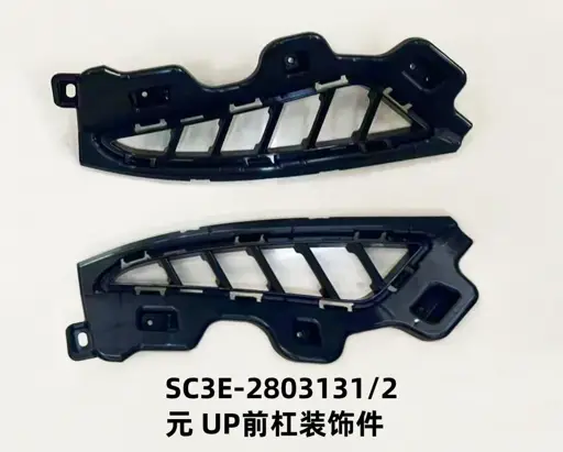 Декоративная накладка переднего бампера UP SC3E-2803131/Mazda 2