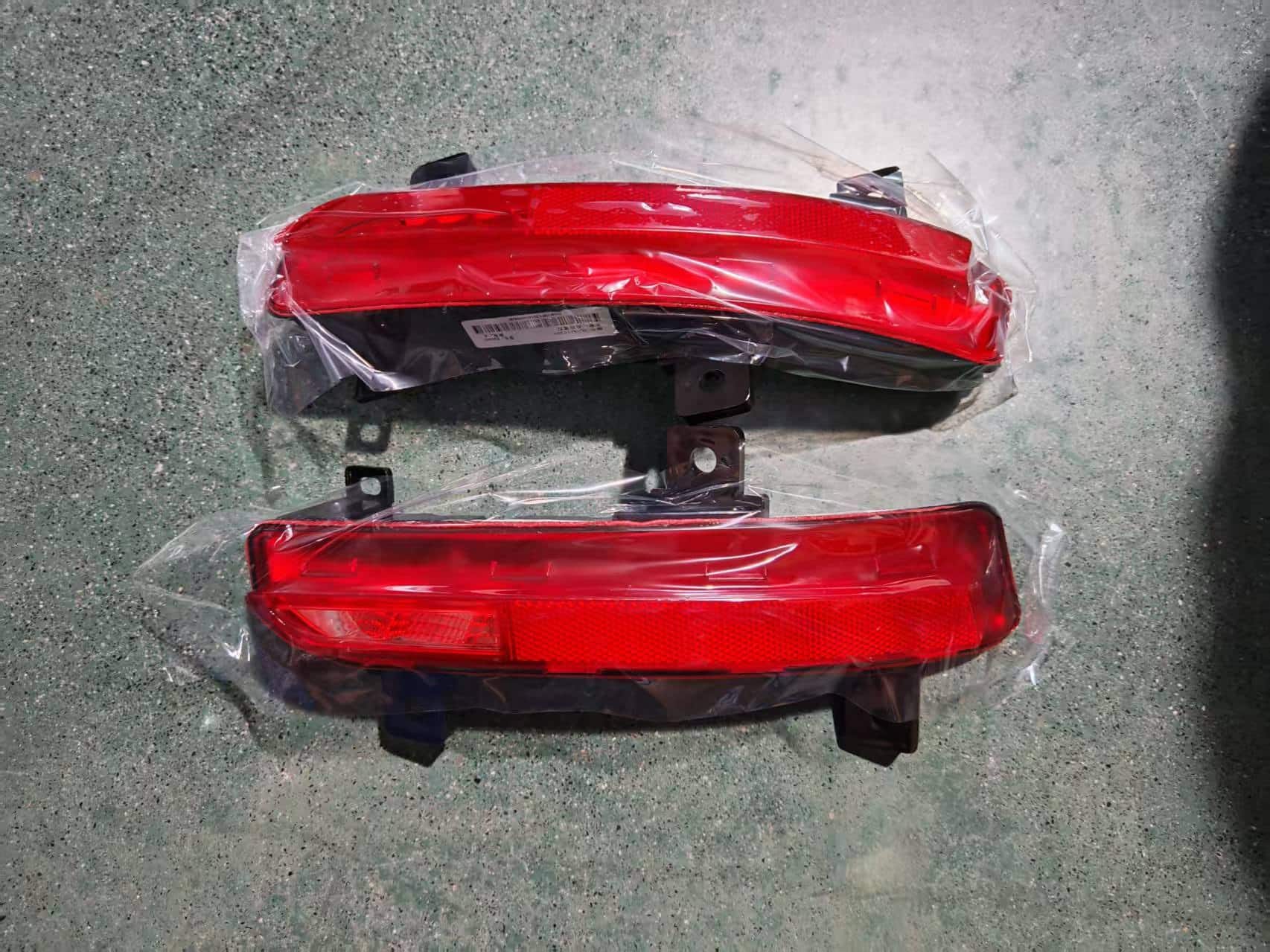 Задний бампер с противотуманной фарой E2 EL-4116300/EL-4113200