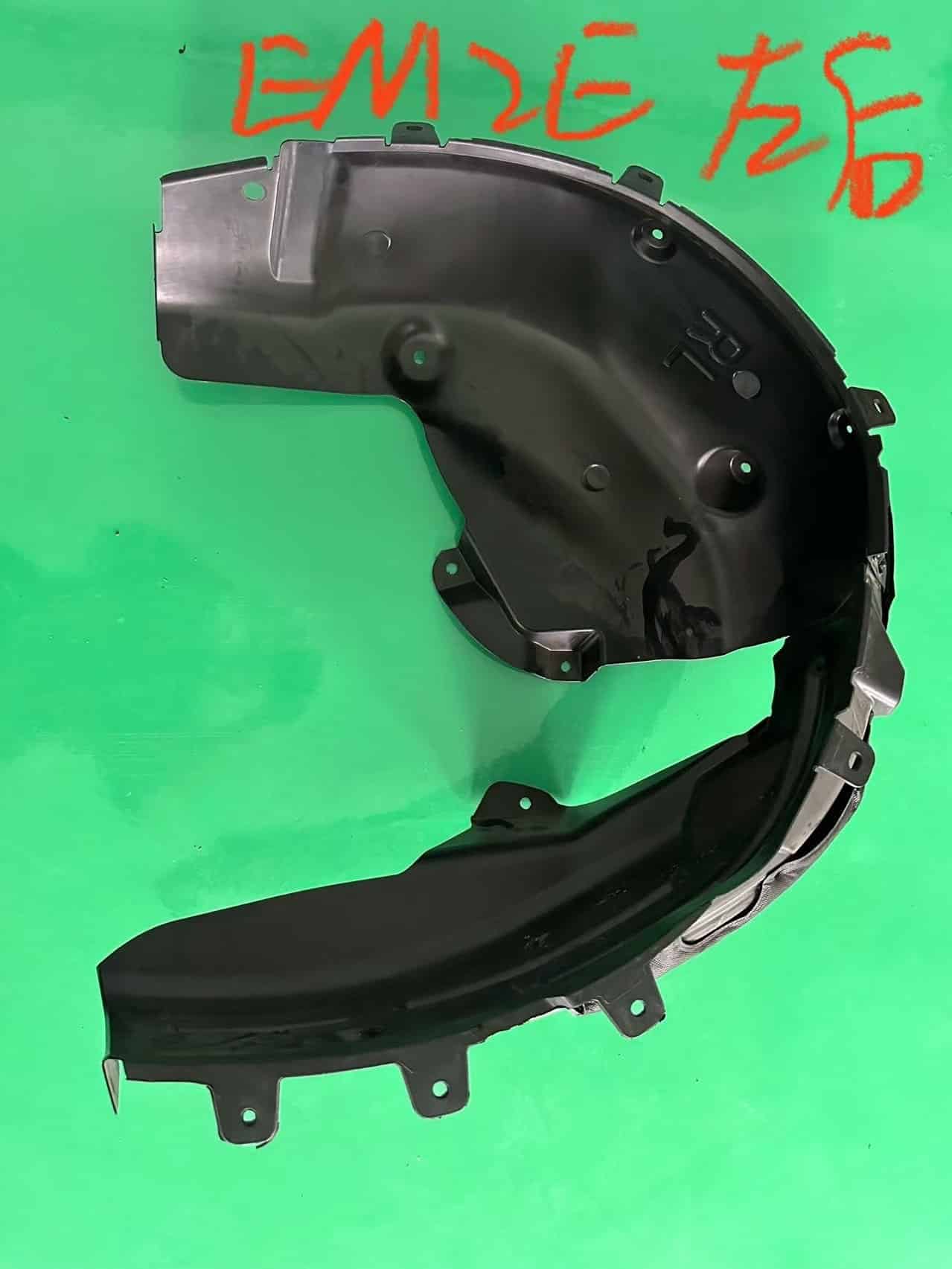 Внутренний подкрылок заднего левого крыла Dolphin EM2E-3102130